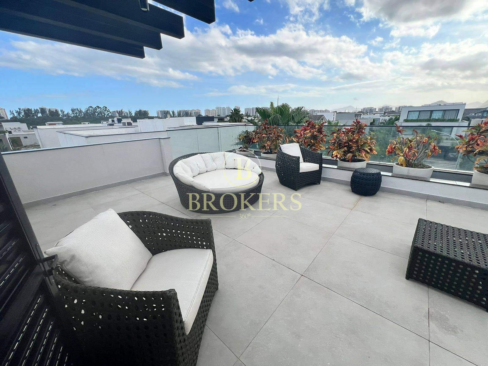 Casa Triplex de Alto Padrão à Venda no Condomínio Alphaville – 5 Suítes, 4 Vagas e Infraestrutura Impecável – Barra da Tijuca