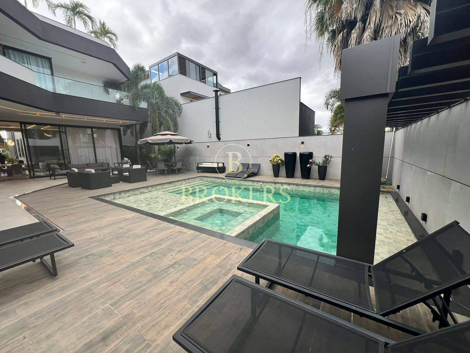 Casa Triplex de Alto Padrão à Venda no Condomínio Alphaville – 5 Suítes, 4 Vagas e Infraestrutura Impecável – Barra da Tijuca