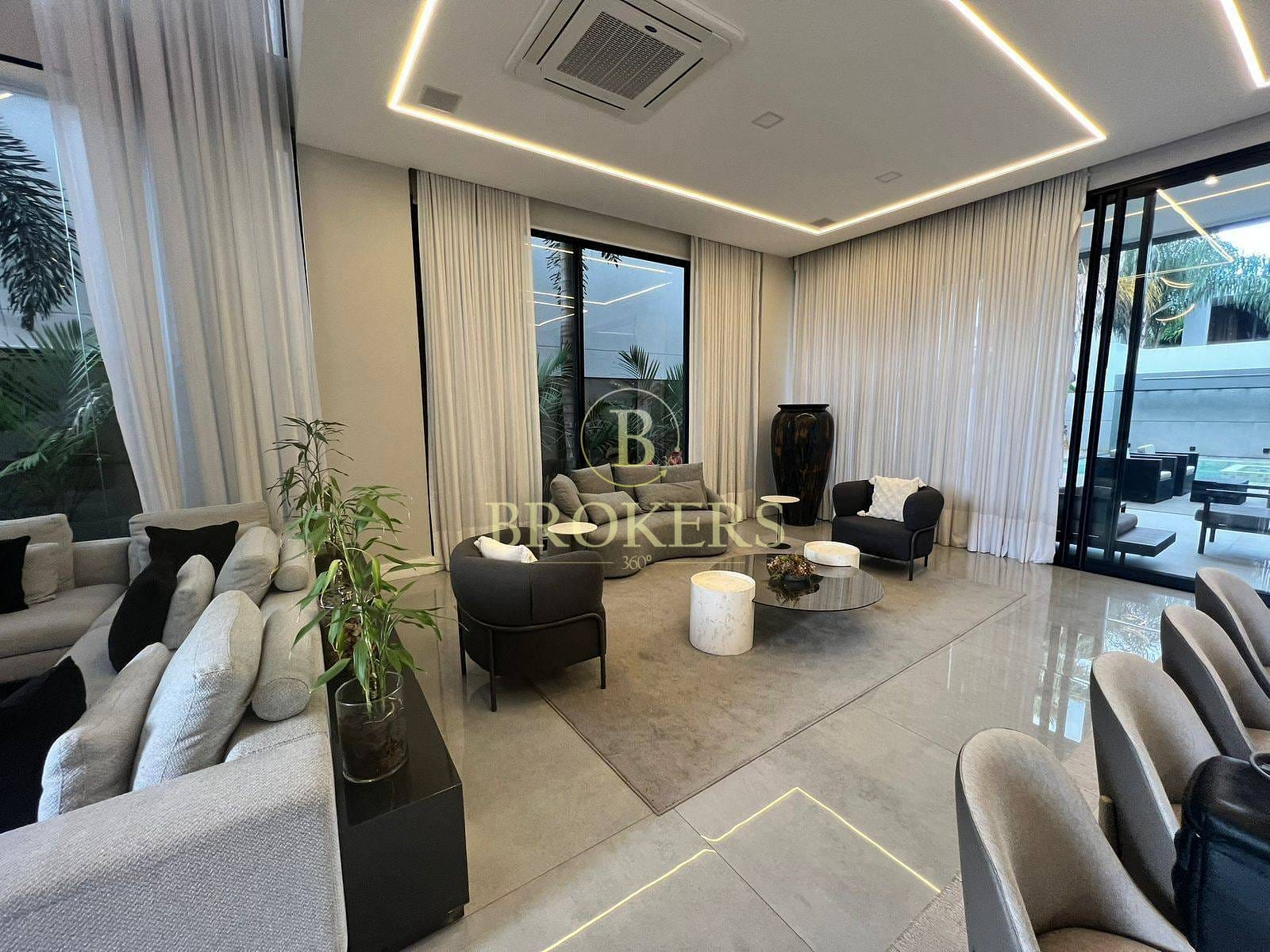 Casa Triplex de Alto Padrão à Venda no Condomínio Alphaville – 5 Suítes, 4 Vagas e Infraestrutura Impecável – Barra da Tijuca