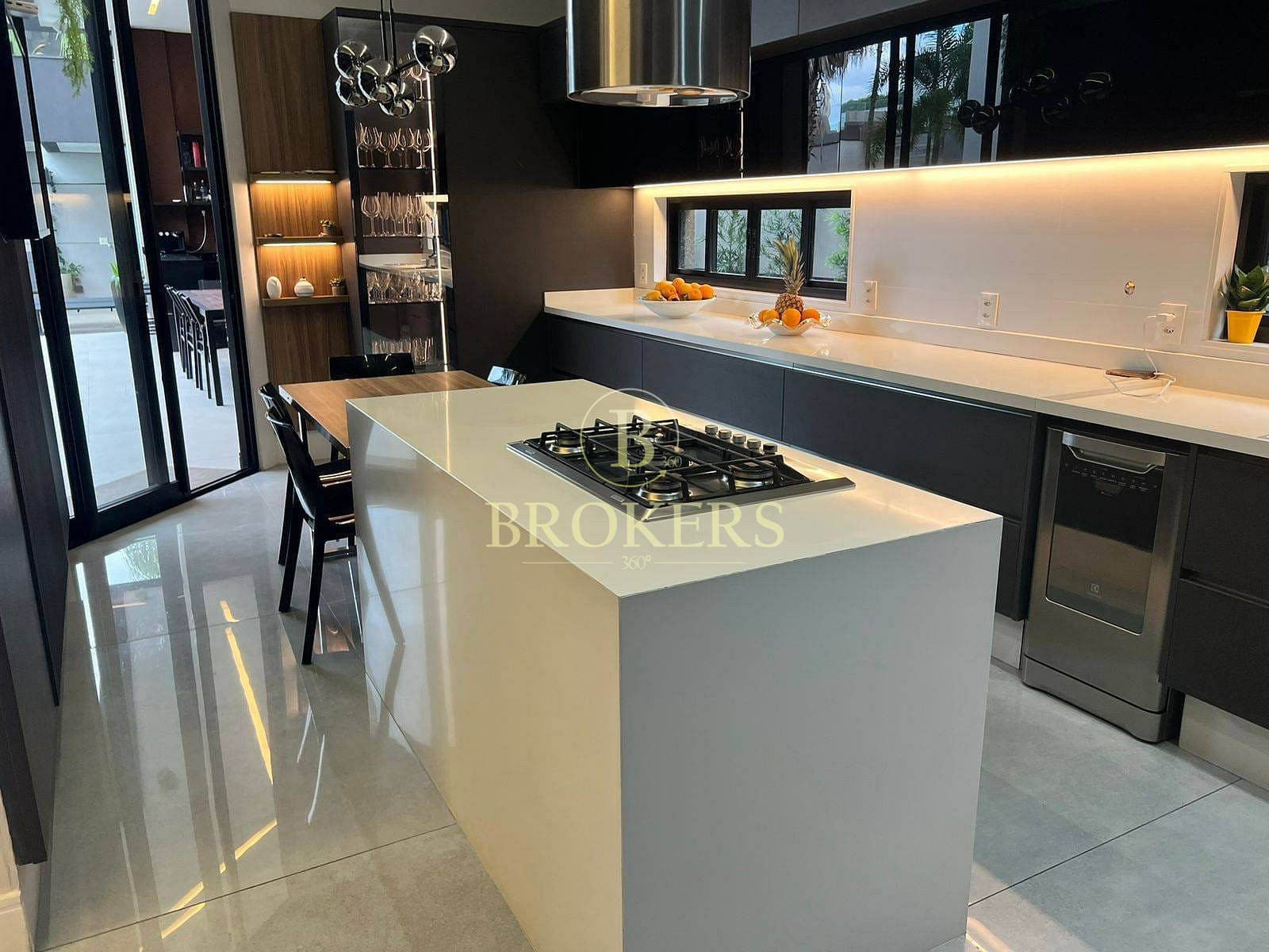 Casa Triplex de Alto Padrão à Venda no Condomínio Alphaville – 5 Suítes, 4 Vagas e Infraestrutura Impecável – Barra da Tijuca