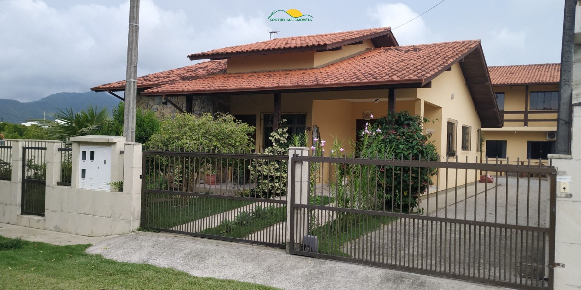 Casa 3 quartos + Edícula + 2 apartamentos no Campeche - Florianópolis/SC.