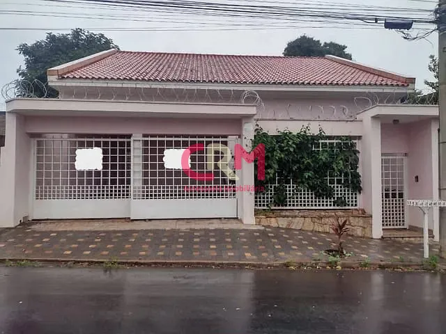 Casa com 528m² 3 quartos e 4 banheiros, à venda, no bairro Centro em Taquaritinga