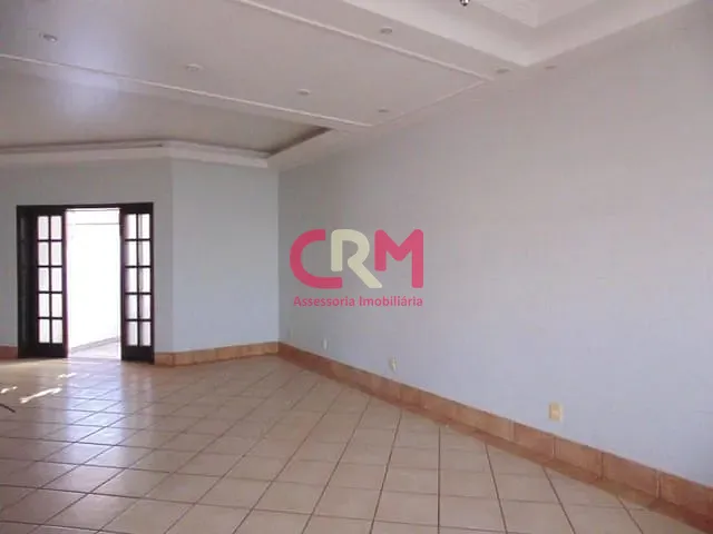 Casa com 528m² 3 quartos e 4 banheiros, à venda, no bairro Centro em Taquaritinga