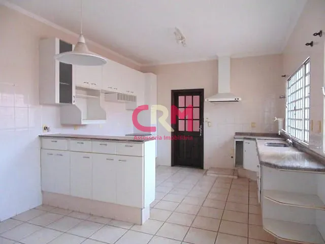 Casa com 528m² 3 quartos e 4 banheiros, à venda, no bairro Centro em Taquaritinga