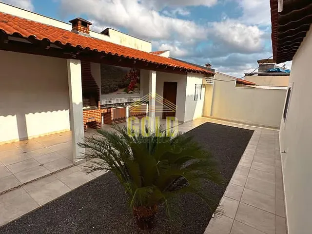 Casa com 300m² 3 quartos e 3 banheiros, à venda, no bairro Jardim Portal de Itamaracá em Londrina