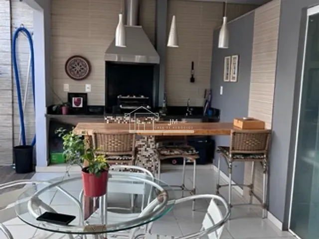 Casa com 360m² 3 quartos e 5 banheiros, à venda, no bairro Santa Mônica em Uberlândia