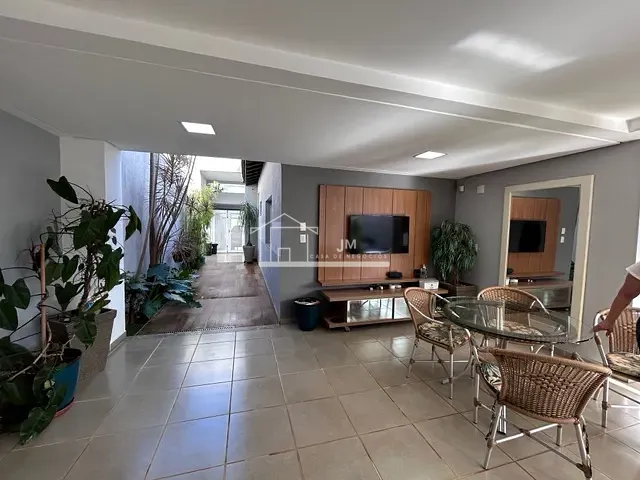 Casa com 360m² 3 quartos e 5 banheiros, à venda, no bairro Santa Mônica em Uberlândia