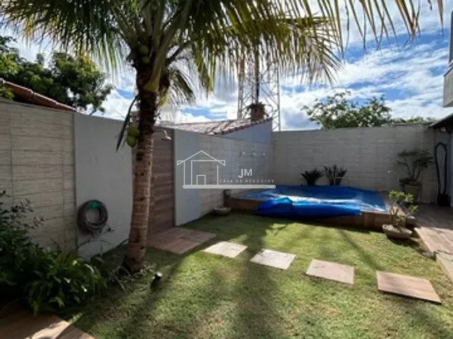 Casa com 360m² 3 quartos e 5 banheiros, à venda, no bairro Santa Mônica em Uberlândia