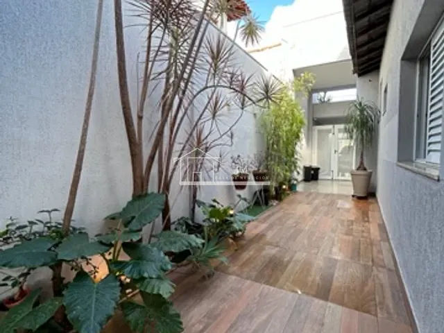 Casa com 360m² 3 quartos e 5 banheiros, à venda, no bairro Santa Mônica em Uberlândia