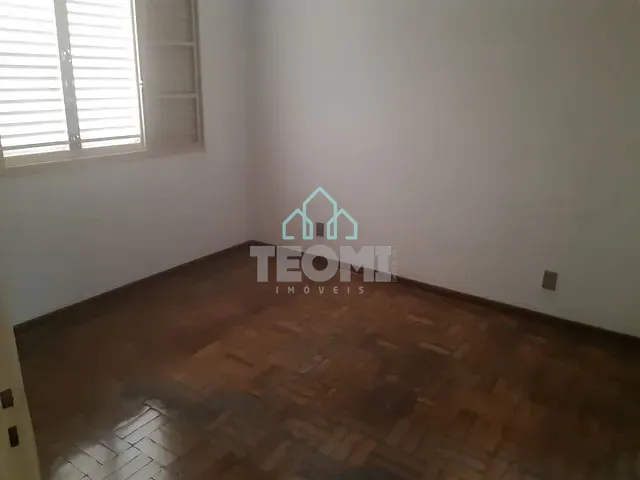 Casa com 300m² 3 quartos e 3 banheiros, à venda, no bairro Independência em Taubaté
