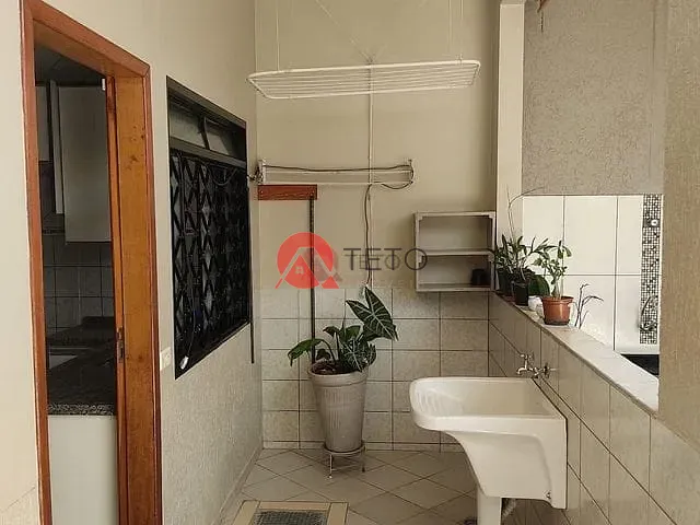 Casa 2 quartos e 1 banheiro, para alugar, no bairro Jardim Imperial I em Maringá