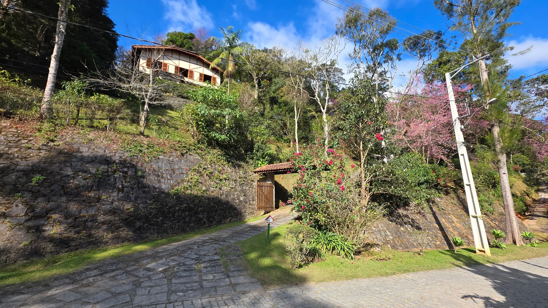 Mury - Casa com 3 quartos e terreno de 1.736m² no Stucky