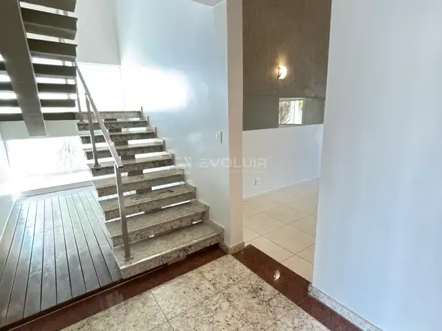 Casa 3 quartos e 5 banheiros, à venda ou para alugar, no bairro São Carlos em Goiânia