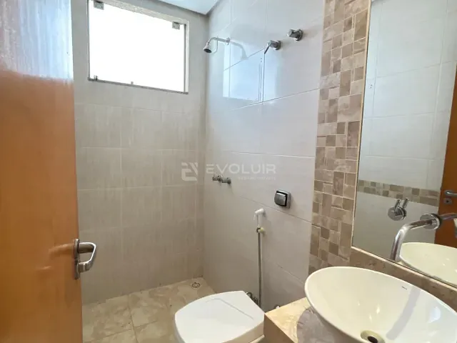 Casa 3 quartos e 5 banheiros, à venda ou para alugar, no bairro São Carlos em Goiânia
