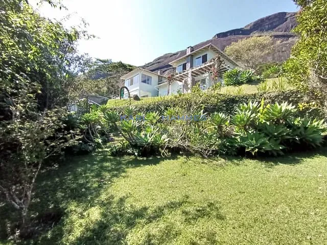 Casa com 2833m² 3 quartos e 4 banheiros, à venda, no bairro Samambaia em Petrópolis