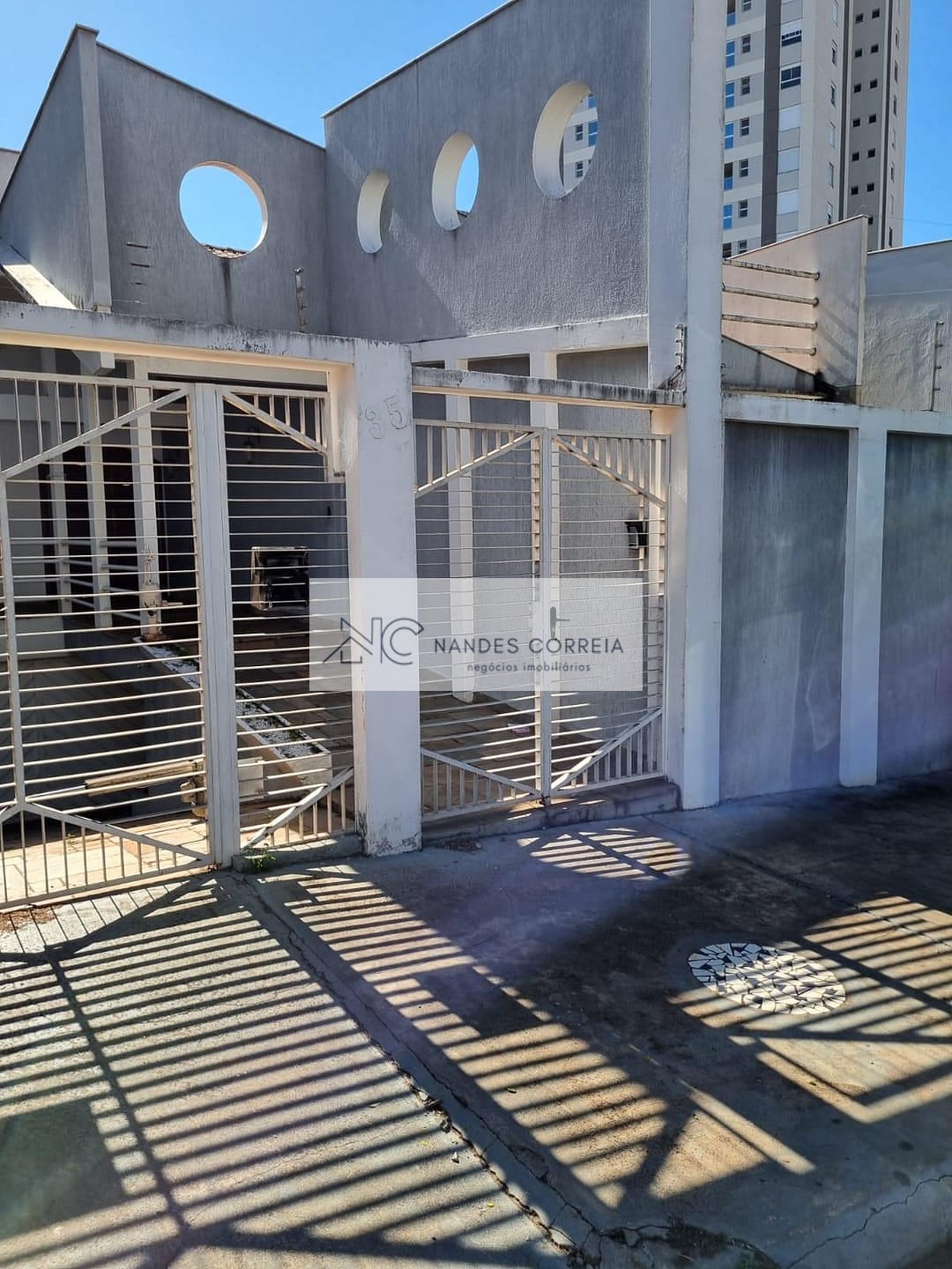 Casa à venda e aluguel com 4 quartos, 465m² - Foto 1