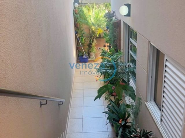 Casa com 250m² 3 quartos e 1 banheiro, à venda, no bairro Santa Mônica em Londrina
