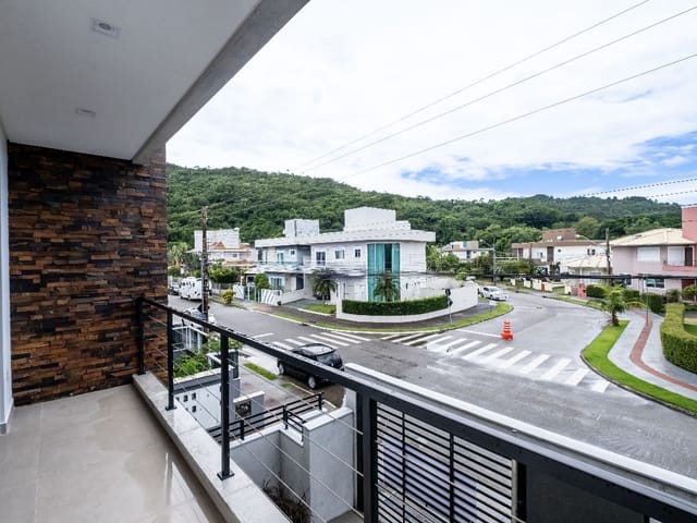 Casa 3 quartos e 4 banheiros, à venda, no bairro Cachoeira do Bom Jesus em Florianópolis