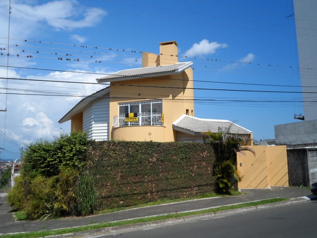 Casa com 391m² 4 quartos e 6 banheiros, à venda, no bairro Centro em Ponta Grossa