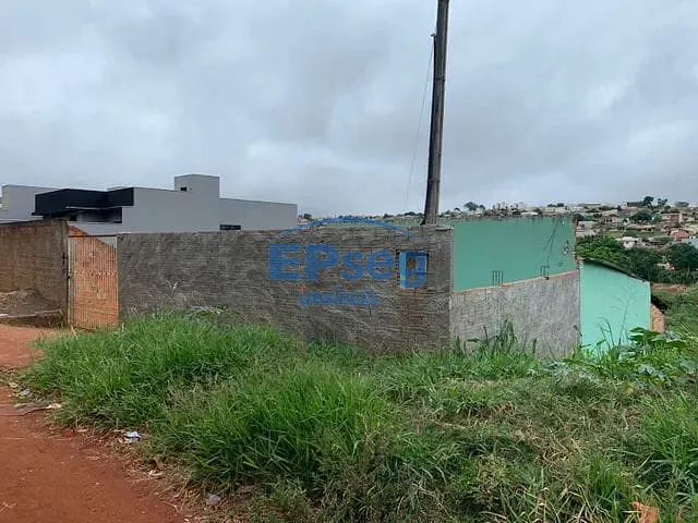Casa com 254m² 2 quartos e 1 banheiro, à venda, no bairro Colinas em Londrina