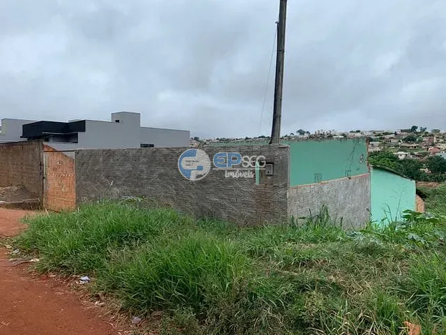 Casa com 254m² 2 quartos e 1 banheiro, à venda, no bairro Colinas em Londrina
