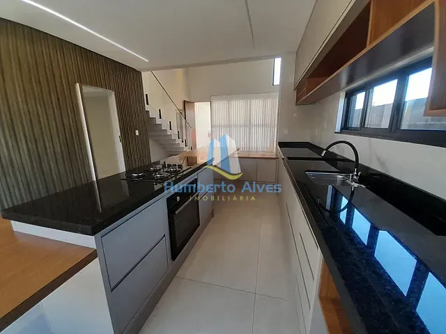 Casa 3 quartos e 4 banheiros, à venda, no bairro Universidade em Vitória da Conquista