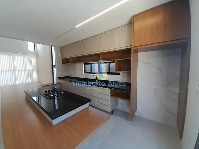 Casa 3 quartos e 4 banheiros, à venda, no bairro Universidade em Vitória da Conquista