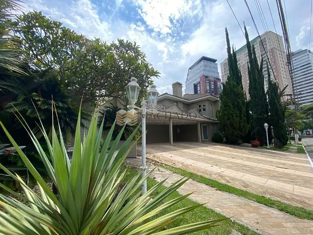 Casa com 1200m² 5 quartos e 6 banheiros, para alugar, no bairro Dezoito do Forte Empresarial/Alphaville. em Barueri