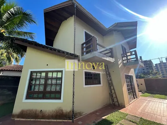 Casa com 250m² 3 quartos e 2 banheiros, à venda, no bairro Martim de Sá em Caraguatatuba