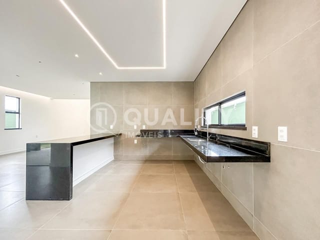 Casa com 330m² 4 quartos e 6 banheiros, à venda, no bairro Cidade Alpha em Eusébio