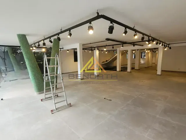 Casa com 685m², para alugar, no bairro Pacaembu em São Paulo