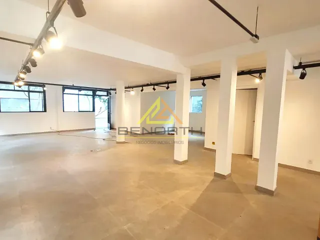 Casa com 685m², para alugar, no bairro Pacaembu em São Paulo