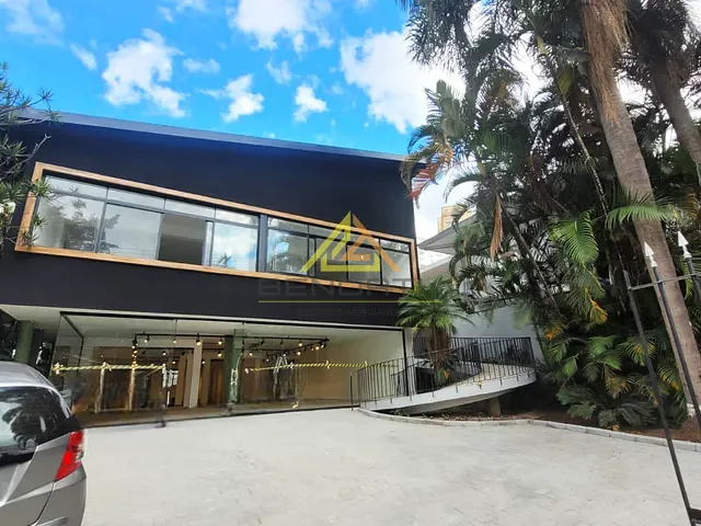 Casa com 685m², para alugar, no bairro Pacaembu em São Paulo