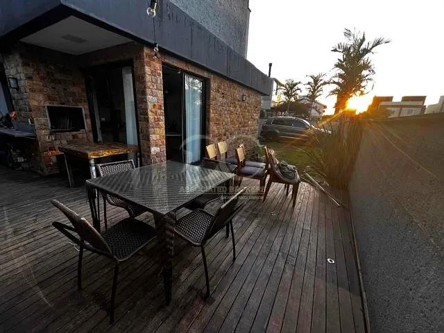 Casa 3 quartos e 3 banheiros, à venda, no bairro Campeche em Florianópolis