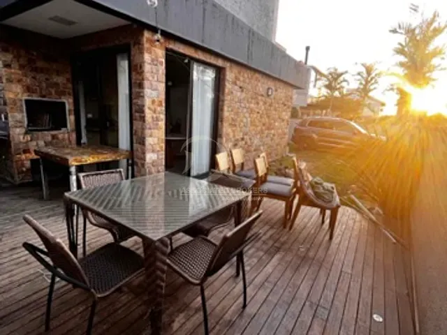 Casa 3 quartos e 3 banheiros, à venda, no bairro Campeche em Florianópolis