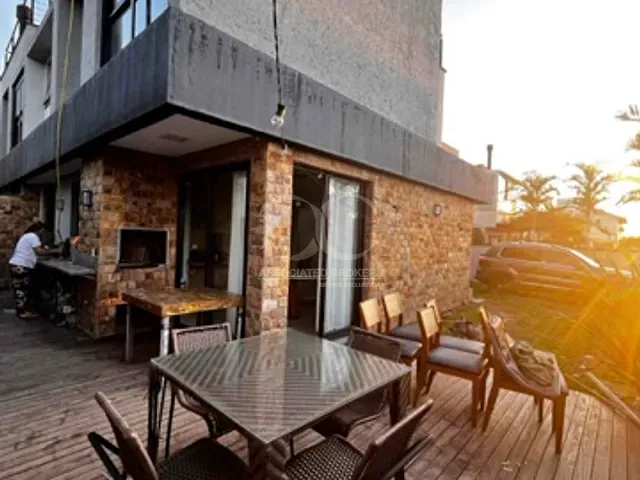 Casa 3 quartos e 3 banheiros, à venda, no bairro Campeche em Florianópolis