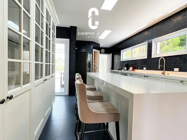 Casa com 1009m² 6 quartos e 8 banheiros, à venda, no bairro Alto do Capivari em Campos Do Jordão