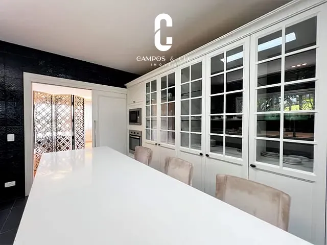 Casa com 1009m² 6 quartos e 8 banheiros, à venda, no bairro Alto do Capivari em Campos Do Jordão