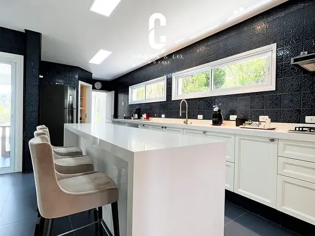 Casa com 1009m² 6 quartos e 8 banheiros, à venda, no bairro Alto do Capivari em Campos Do Jordão