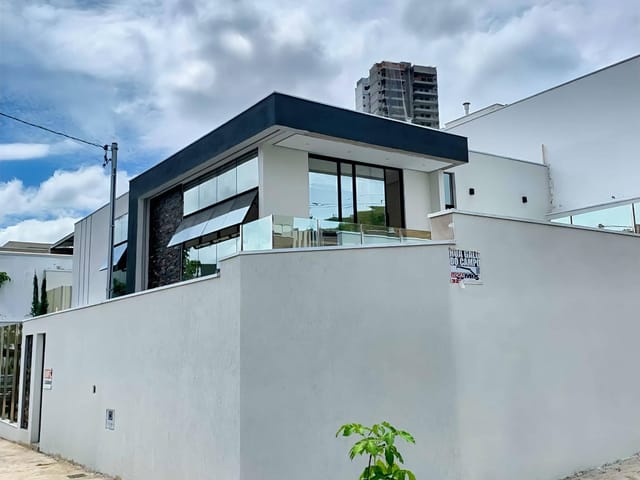 Casa com 300m² 4 quartos e 5 banheiros, à venda, no bairro Lagoa Santa em Governador Valadares