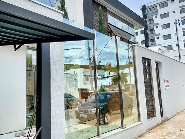 Casa com 300m² 4 quartos e 5 banheiros, à venda, no bairro Lagoa Santa em Governador Valadares