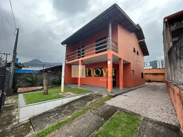 Casa com 250m² 4 quartos e 2 banheiros, à venda, no bairro Martim de Sá em Caraguatatuba