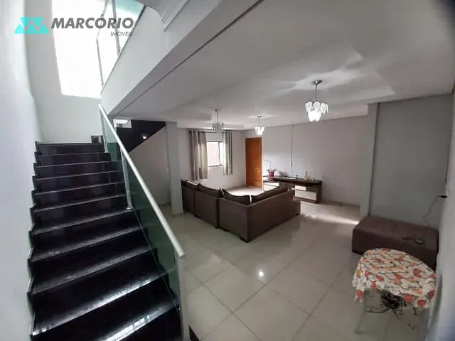 Sobrado com 306m² 6 quartos e 4 banheiros, à venda, no bairro Goiânia 2 em Goiânia
