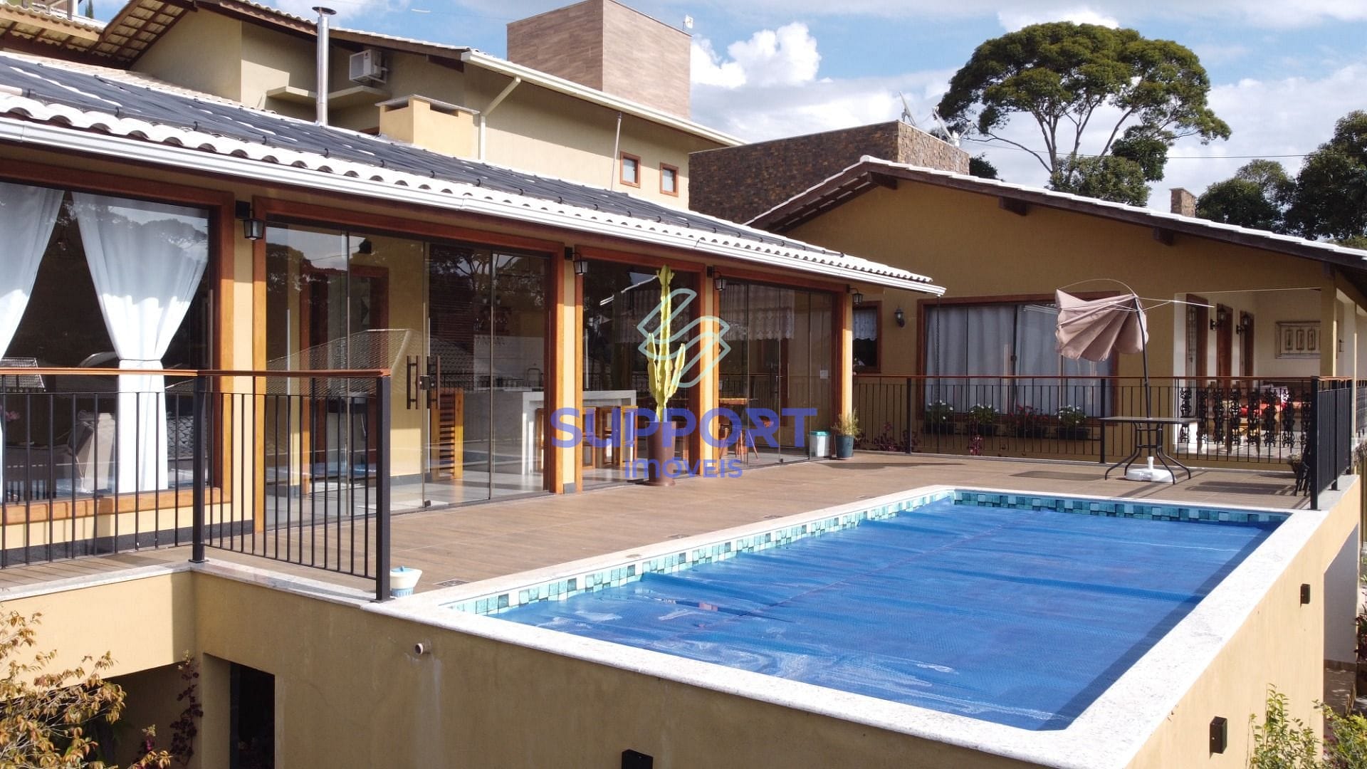 Casa à venda com 3 quartos, 300m² - Foto 1