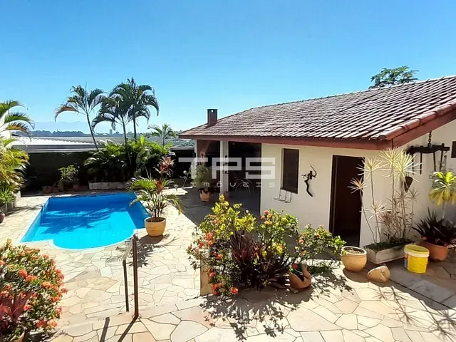 Casa com 480m² 5 quartos e 3 banheiros, à venda, no bairro Portal das Colinas em Guaratinguetá