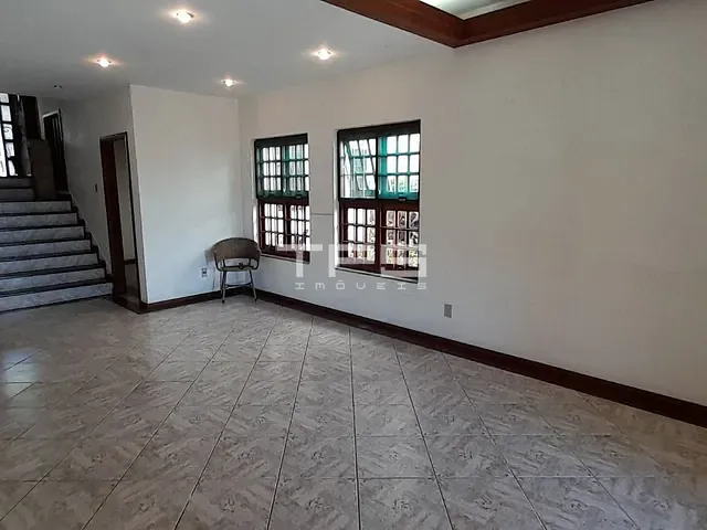Casa com 480m² 5 quartos e 3 banheiros, à venda, no bairro Portal das Colinas em Guaratinguetá