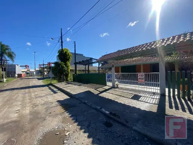 Casa 3 quartos e 2 banheiros, à venda, no bairro Figueira do Pontal em Itapoá