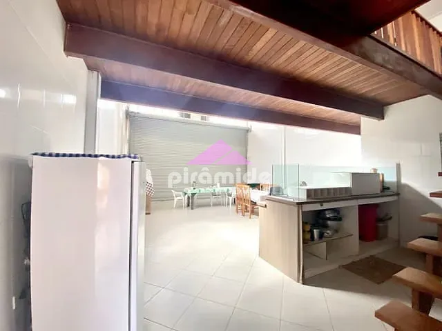 Casa com 412m², à venda ou para alugar, no bairro Pontal de Santa Marina em Caraguatatuba