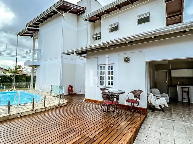 Casa com 260m² 3 quartos e 2 banheiros, à venda, no bairro Praça em Tijucas