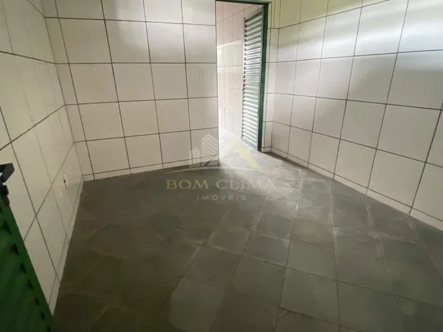 Casa com 665m² 1 quarto e 1 banheiro, para alugar, no bairro Parque Guarani em Juiz de Fora